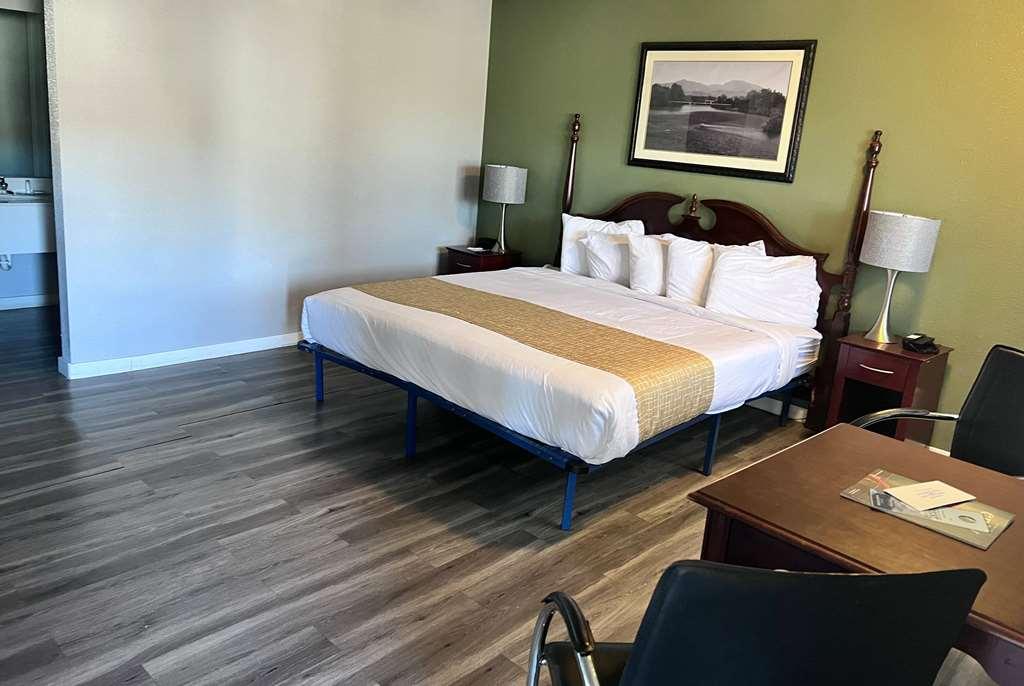 Travelodge By Wyndham Redding Ca Room photo