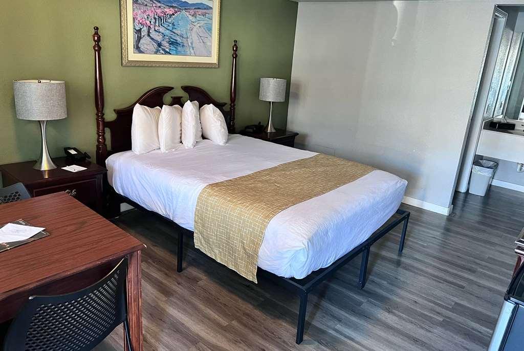 Travelodge By Wyndham Redding Ca Room photo
